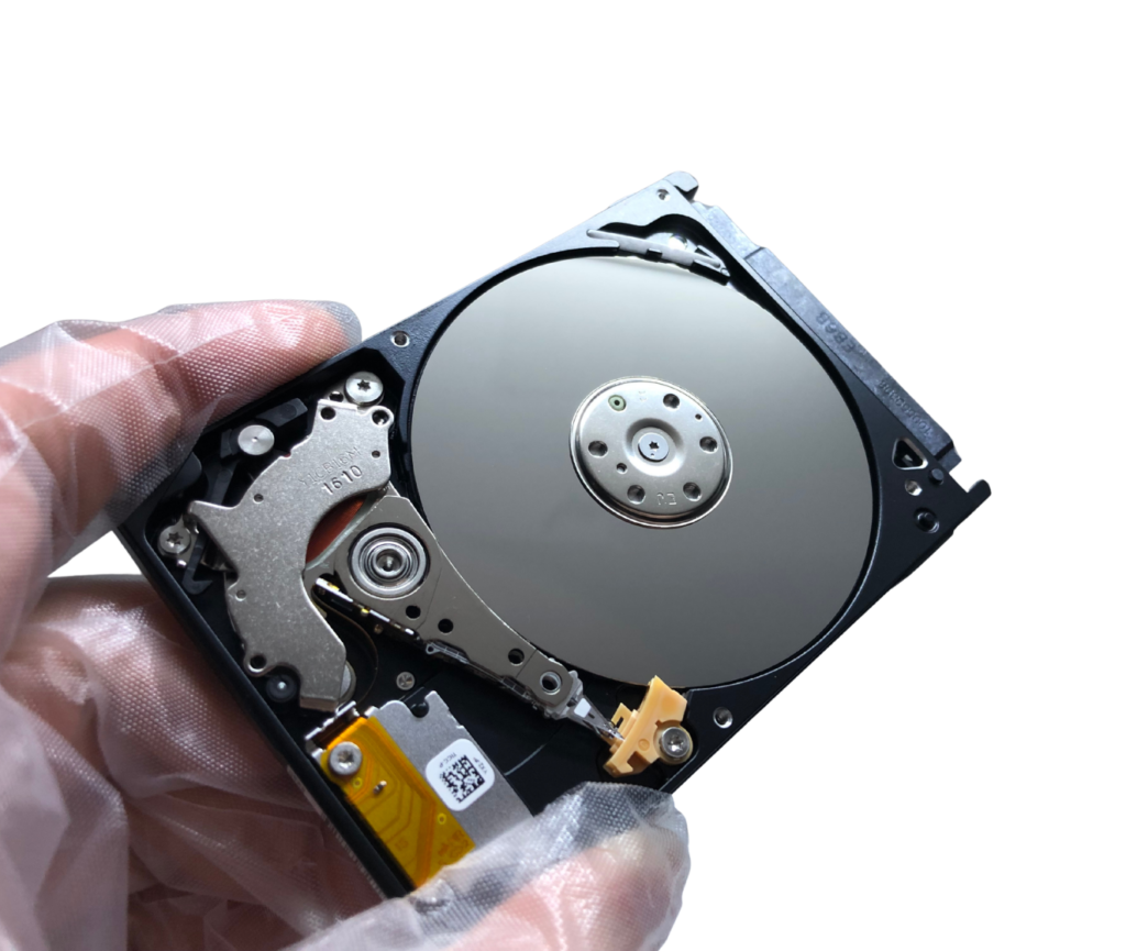 Disque dur ouvert dans une chambre de récupération de données